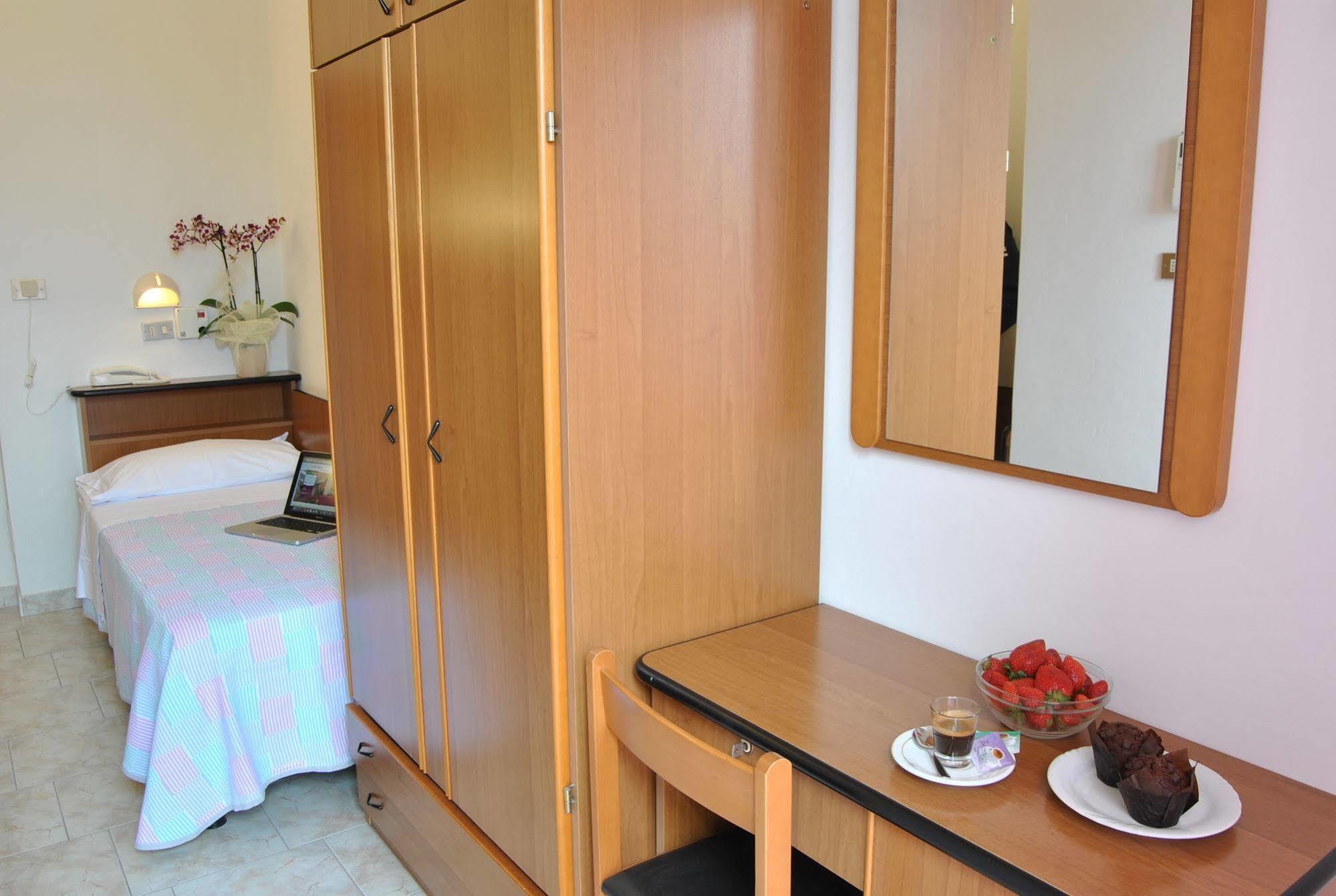 Hotel Samoa Римини Екстериор снимка